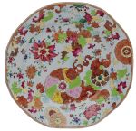 Prato raso com borda recortada, em porcelana chinesa da Companhia das Índias, decorado em esmaltes policromados da Família Rosa com flores e folhagens no padrão conhecido como 