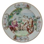 Raro prato raso em porcelana chinesa da Companhia das Índias, decorado em esmaltes policromados da Família Rosa com cena do 