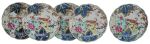 Conjunto de cinco pratos circulares de bordas onduladas, em porcelana Companhia das Índias decorada em policromia nos esmaltes da Família Rosa no padrão 