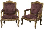 Par de cadeiras de braços francesas, Louis XV, em madeira patinada a ouro, com ricos entalhes com 