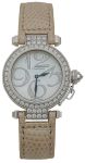 Relógio de pulso feminino Cartier Pasha, com caixa em ouro branco 18k, cravejada de diamantes. Mostrador em madrepérola branca com grandes numerais arábicos em diamantes. Pulseira em couro "croco". Acompanham certificado e caixa original.