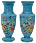Antigo par de vasos, em vidro opalinado na corturquesa, decorados em policromia de flores, pássarose insetos. Alt. 38 cm