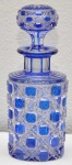Perfumeiro de forma cilíndrica, em cristal francêsBACCARAT incolor e azul royal, profusamentelapidado com facetados diagonalizados e cabochons.Tampa e base estreladas. Séc. XIX. Alt. 20 cm