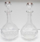 BACCARAT - Par de antigas garrafas em cristallapidado em elementos digiformes. Uma das tampascom imperceptível bicado na parte interior. Alt. 34 cm