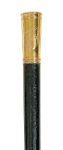 Bengala em madeira lisa laqueada em negro, encimadapor castão reto em metal dourado ornamentado poradornos alegóricos à justiça. Compr. 91 cm