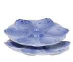 BORDALLO PINHEIRO, RAPHAEL AUGUSTO <br>(1846-1905) <br>Par de pratos circulares para ostras em cerâmicaportuguesa, moldados e esmaltados em tons de azul,com peixes centralizando pequena tigela. Assinados.