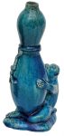 Estatueta em porcelana chinesa ornamentada em esmaltemonocromático azul turquesa, representando macacosentado, segurando vaso no formato double gourd eobservando inseto na parte superior. Base ondulada. Peçade coleção. Reinado Kangxi (1662-1722). Alt. 17 cm