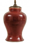 Vaso balaústre em porcelana chinesa ornamentadapor coberta oxblood. Destaca-se a qualidade e ahomogeneidade da cor. Adaptado para luminária.Final do séc. XVIII. Alt. 37 cm