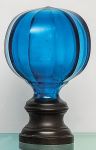 Antiga pinha globular francesa em meio cristal lapidado em gomos, na cor azul turquesa. Base em bronze. Alt. 15 cm