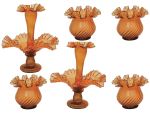 Antigo centro de mesa europeu, em vidro moldado,rosé, composto de duas fruteiras de pé e quatro floreiras decoradas em leves retorcidos com bordas movimentadas em ondulações. Alts. 46,5 cm e 21cm