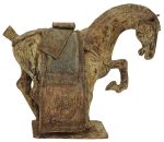 Cavalo em terracota patinada em bege e marrom, ao gosto da Dinastia Tang, apresentando longa sela em texturizados superpostos. Alt. 59 cm ; Compr. 68 cm