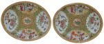 Par de travessas fundas de forma oval ,em porcelana chinesa dita Rose Meddalion, profusamente decorada com personagens, flores e aves com arabescos a ouro. Séc. XIX. Med. 29 x 24 cm
