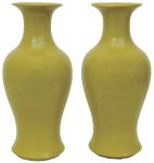 Par de vasos balaústres em porcelana chinesa, revestidos com esmalte monocromático de cor amarelo limão, com fina rede de craquelê. Séc. XIX. Alt. 43,5 cm
