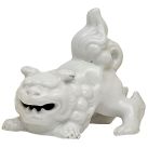 Pequena estatueta chinesa em porcelana blanc dechine representando cão de fó agachado. Fornos de Dehua. Alt. 9 cm ; Compr. 9,5 cm