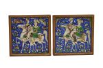 Par de azulejos persas em faiance esmaltada em policromia representando par de cavalheiros sobre fundo azul. Dinastia Qajar (1785-1925). Med. 15 x 15 cm