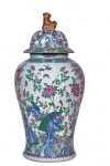 Potiche de formato balaústre em porcelana chinesa, decorado em policromia de esmaltes da Família Rosa com pavões e peônias. Tampa abobadada encimada por pega no formato de cão de fó. Alt. 85 cm