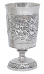 Cálice para vinho em prata européia apresentando decoração com figuras bacantes entre cachos de uvas e folhas de videira.