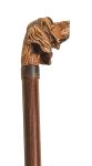 Bengala em madeira lisa encimada por castão esculpido com cabeça de cão. Compr. 87 cm
