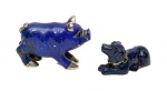 LUIZ FERREIRA - Figuras de cão e porco em lápisl azúli com prata portuguesa. Contrastes Águia da cidade do Porto, marca de prateiro e chancela do artista. Olhos em granada. Comprs. 6 e 8 cm.