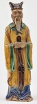 Escultura em porcelana chinesa do séc. XIX,representando figura de imortal com belas feições e vestes policromadas em tonalidades de amarelo, azul e verde. Alt. 26 cm
