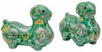 Par de caixas em porcelana chinesa na forma de cabras decoradas em policromia de esmaltes azuis, amarelo e aubergine sobre fundo verde. Compr. 19 cm