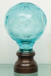 Pinha globular francesa, na cor água marinha, lapidada em elementos esféricos com estrelado ao topo. Base em bronze. Alt. 16,5 cm