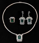 Conjunto de gargantilha, parte brincos e anel em ouro branco e esmeralda com aproximadamente 5,53 cts de brilhantes.