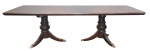 Mesa de jantar inglesa, em madeira nobre, borda com filete, apoiada em colunas laterais torneadas, pernas recurvadas e ponteiras metálicas. Med. 77,5 x 280 x 121 cm