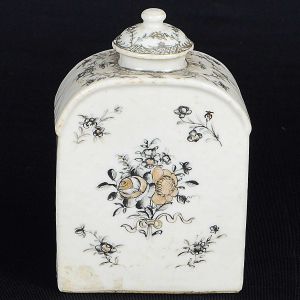 "<b>Tea caddy</b>" em porcelana Companhia das Índias decorada com motivos florais em "grisaille" e relevos a ouro. Séc. XVIII. Alt. 13 cm; Larg. 8,5 cm