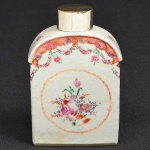 "<b>Tea caddy</b>" em porcelana Companhia das Índias decorada com guirlandas floridas, em policromia Família Rosa. Séc. XVIII. Tampa em prata. Alt. 13 cm