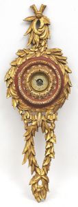 Antigo <b>barômetro</b> em madeira patinada e dourada, no estilo francês, entalhado com guirlandas de folhas. Alt. 98 cm