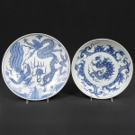 Conjunto de <b>dois covilhetes</b> circulares em porcelana chinesa, com decoração diversa de animais fabulosos em azul índigo "underglaze" sobre fundo branco. Séc. XIX. Diâm. 32,5 e 28 cm