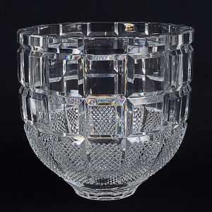 Robusto <b>vaso</b> bojudo europeu em grosso bloco de cristal lapidado com elementos quadrados e parte inferior em bico de jaca. Alt. 23,5 cm; Diâm. 23 cm