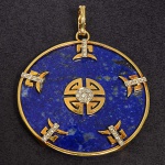 <b>Medalhão</b> de lápis lazuli montado com 29 brilhantes "full brilliant" cut com o peso aprox. 0,60 quilates, em ouro 18k.