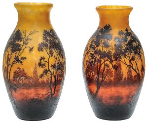 <b>DAUM NANCY - Magnífico par de vasos</b> em formato de balaústre em vidro acidado trabalhado em "cameo", com decoração de árvores e plantas nas tonalidades de caramelo, marrom e ferrugem. Assinados. Alt. 55,5 cm e 53,5 cm