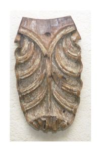 <b>Escultura</b> em madeira entalhada e policromada na forma de folha estilizada com vestígios de douração. Séc. XIX. Med. 41 x 25 x 10 cm