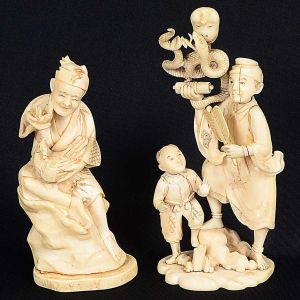 Conjunto de <b>2 estatuetas</b> em marfim chinês, uma delas figura masculina com serpente e criança e outra, representando figura masculina com galináceos. Alt. 17 e 14 cm