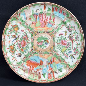<b>Covilhete</b> circular em porcelana chinesa profusamente decorada no padrão dito "Rose Medallion". Séc. XIX. Mínimo bicado na borda. Diâm. 24,5 cm
