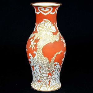 <b>Vaso</b> bojudo alemão da manufatura Rosenthal apresentando decoração ao gosto oriental com dragões em "rouge de fer", branco e ouro. Marca da manufatura no verso. Alt. 26 cm