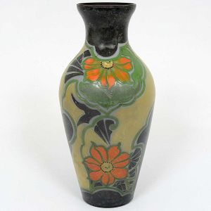 Antigo <b>vaso</b> em vidro europeu policromado com flores no estilo "Art Nouveau". Alt. 31 cm