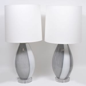 <b>Par de vasos</b> montados em abatjours em vidro branco e cinza "overlay". Bases circulares em acrílico e cúpulas brancas. Alt. 45 cm