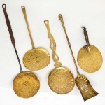 Conjunto de <b>5 antigos apetrechos de lareira</b> em metal dourado, sendo um com cabo de madeira. Compr. do maior 64 cm