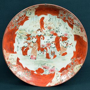 <b>Medalhão</b> circular em cerâmica japonesa "Satsuma" decorada com figuras em cena do cotidiano. Ass. no verso. Diâm. 37 cm