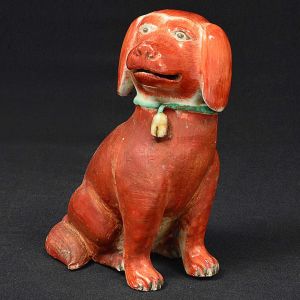 <b>Estatueta</b> modelada em "Cocker spaniel" em porcelana Companhia das Índias coberta por esmalte "rouge de fer". Séc. XVIII. Restaurada. Alt. 17 cm