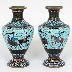 <b>Par de antigos vasos</b> em "cloisonné" policromados com personagens, figuras equestres e arabescos, predominando tonalidades de azul. Alt. 24 cm