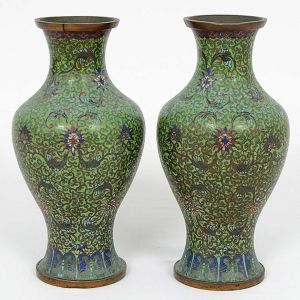Par de <b>antigos vasos</b> chineses em "cloisonné" decorados com arabescos sobre fundo verde. Alt. 22,5 cm