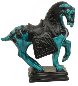 Antiga <b>estatueta</b> em porcelana chinesa representando cavalo, ao gosto "Tang", em tonalidades turquesa e marrom. Alt. 36,5 cm; Compr. 32 cm