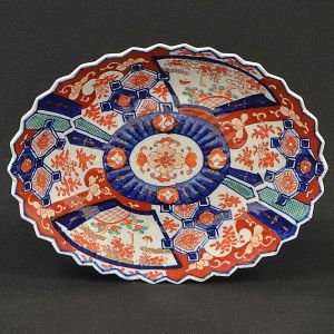 <b>Covilhete</b> oval em porcelana japonesa "Imari", decorado em composições floridas inseridas em reservas, nas tonalidades características do estilo. Séc. XIX. Med. 26,5 x 21 cm