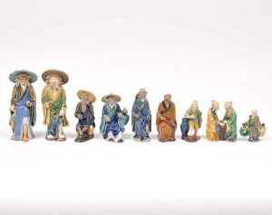 Conjunto de<b> 9 figuras</b> de sábios chineses, em cerâmica esmaltada e policromada, diversos deles em seus ofícios. Predominância das tonalidades verde, azul e ocre. Mínimas perdas em 3 deles.Alt. do maior 15,5 cm; Alt. do menor 6,5 cm