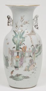 <b>Vaso</b> em porcelana chinesa do séc. XIX decorada em policromia com figuras de damas em cena de jardim. Parte posterior com ideogramas e pegas vazadas. Uma delas com quebrado na parte inferior. Alt. 41,5 cm